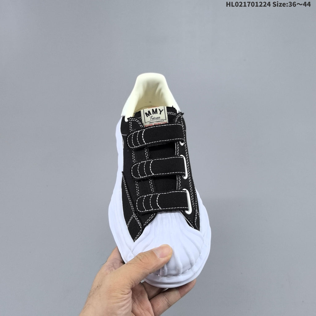 Maison MIHARA YASUHIRO Blakey Low Sneakers in Black White - product image from the listing.