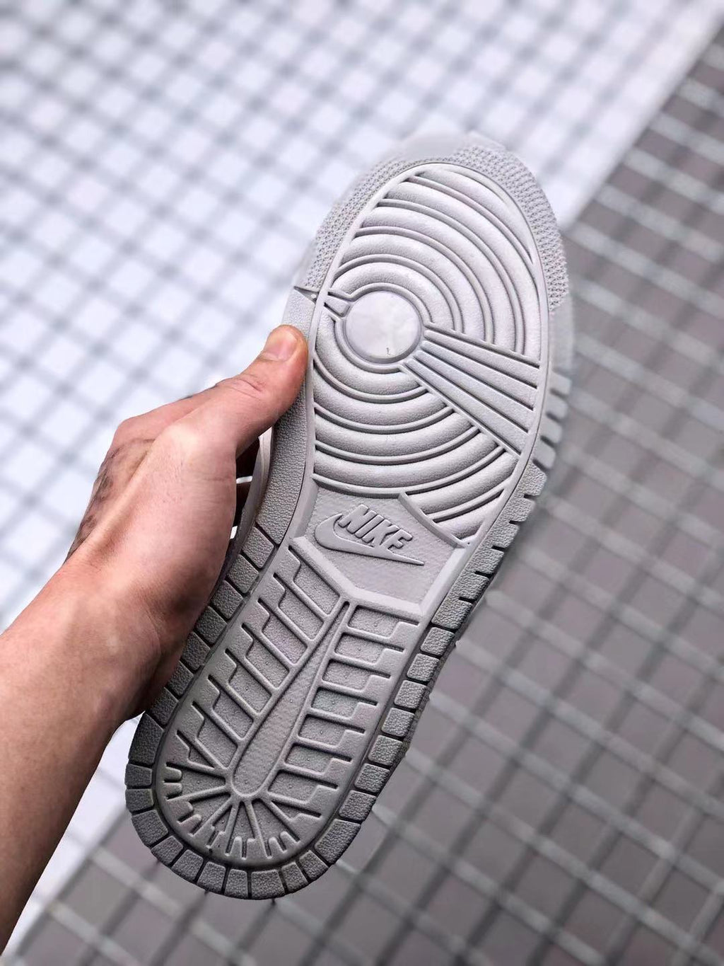 Air Jordan 1 Zoom Comfort London Sneakers Grey DH4268-001 - product image from the listing.