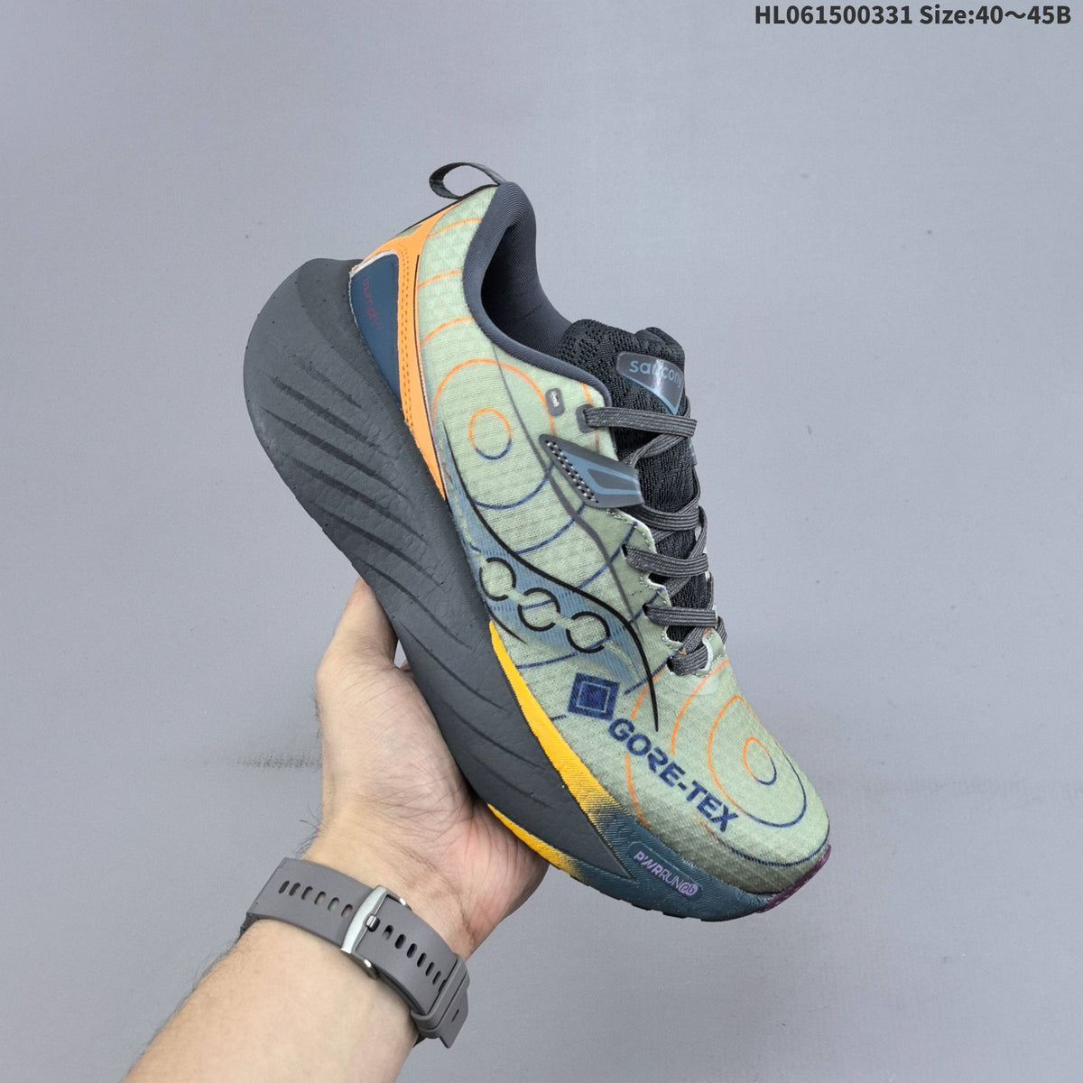 Saucony Triumph 22 GORE-TEX Shoes for Running - product image from the listing.
