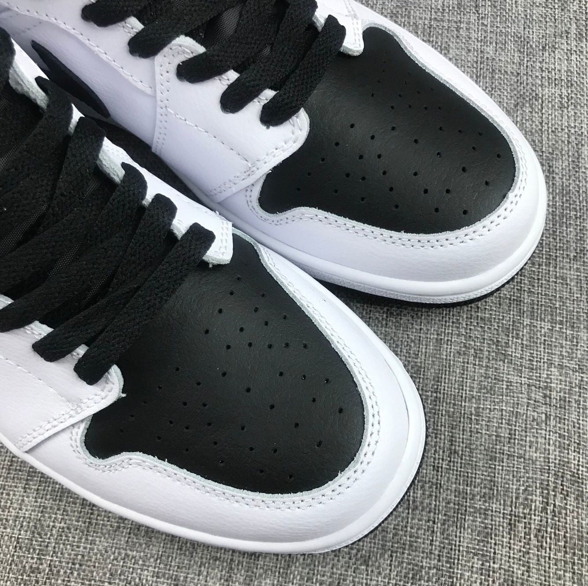 Jordan 1 Mid Reverse Black Toe Sneakers in Black and White BQ6472-101 - product image from the listing.