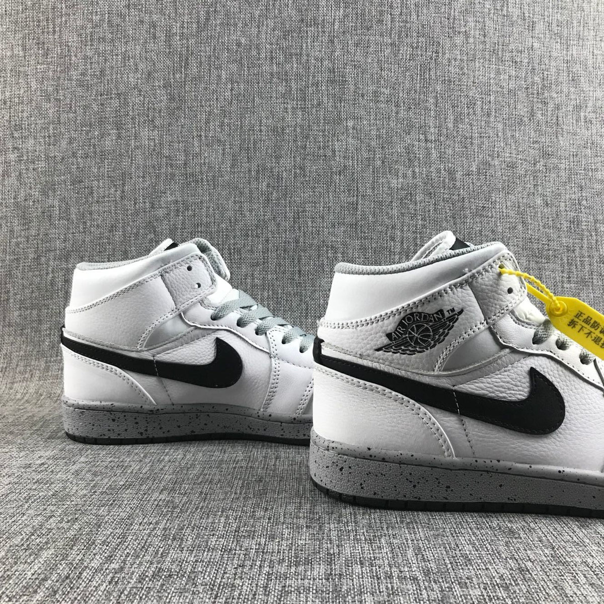 White Grey Dot Sneakers - Air Jordan 1 Retro High OG - product image from the listing.