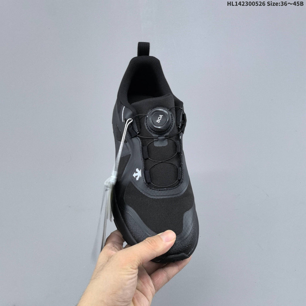 Descente LAVITATE 3.0 WIRE GTX Low-Top Sneakers in Black - product image from the listing.