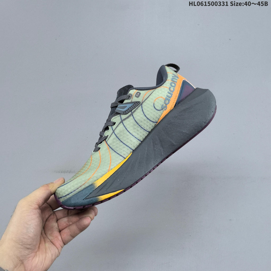 Saucony Triumph 22 GORE-TEX Shoes for Running - product image from the listing.