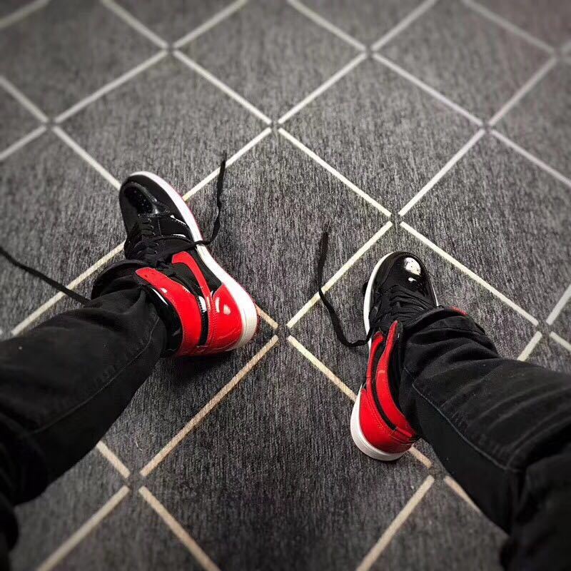 Black Red Mirror-Effect Sneakers - Jordan 1 High - product image from the listing.