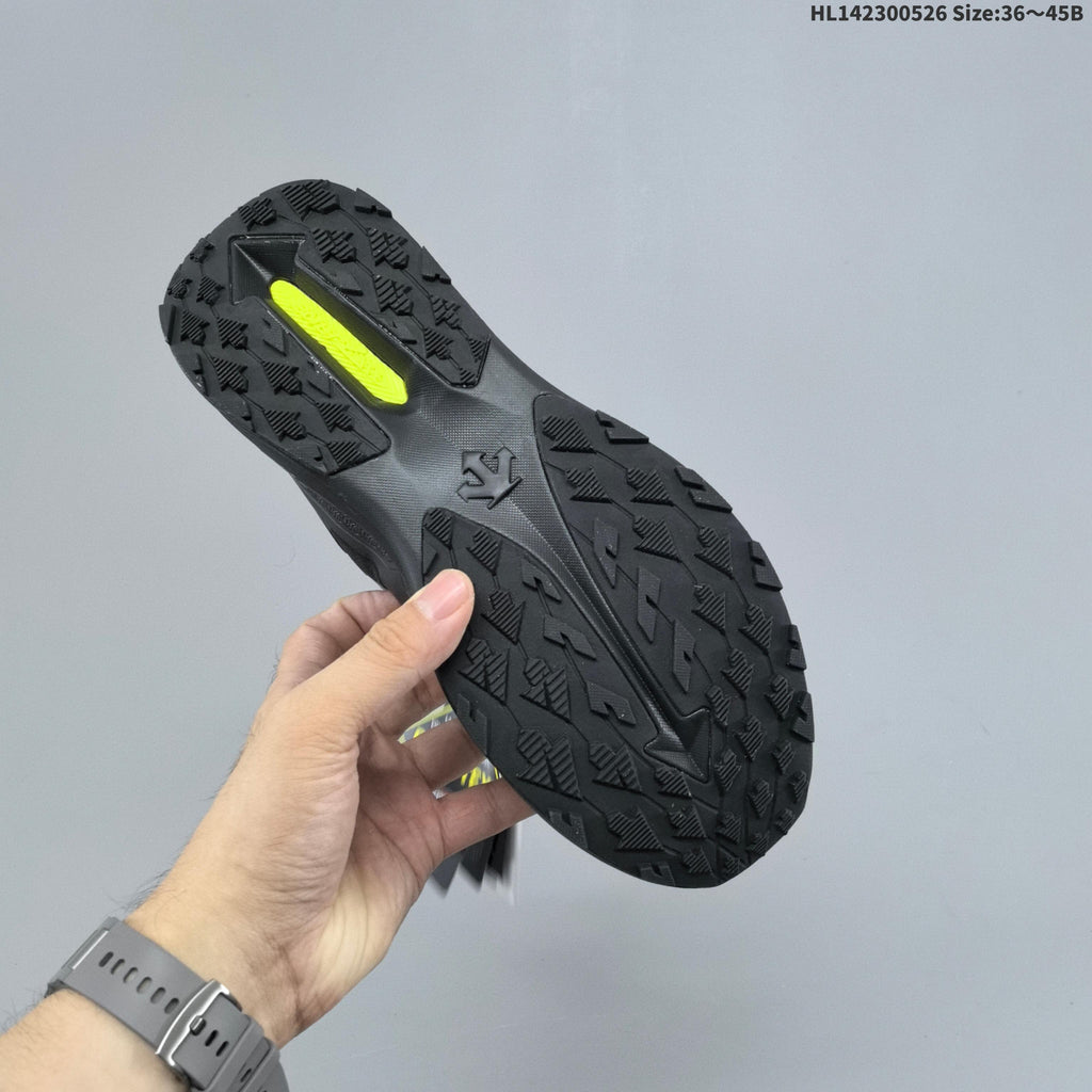 Descente LAVITATE 3.0 WIRE GTX Low-Top Sneakers in Black - product image from the listing.