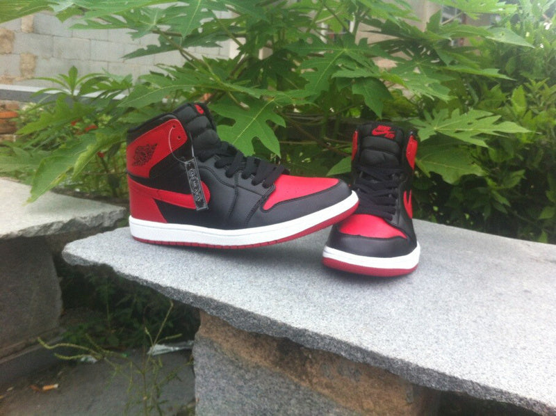 Men's Jordan 1 High Black Red Basketball Shoes 555088-123 - product image from the listing.