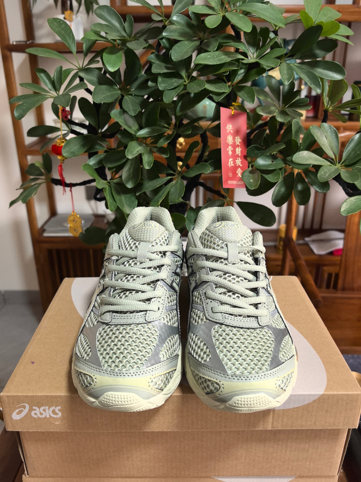 ASICS GEL-Cumulus 16 Sneakers in Gray and Fluorescent in Green - product image from the listing.