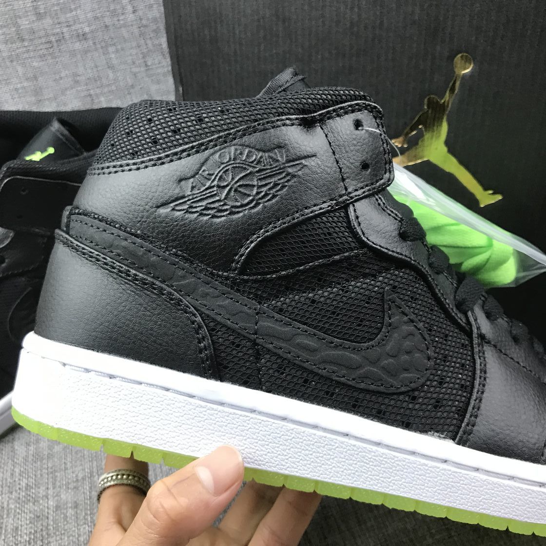 Strap Black and Fluorescent Green Sneaker - Jordan 1 High 364770-007 - product image from the listing.