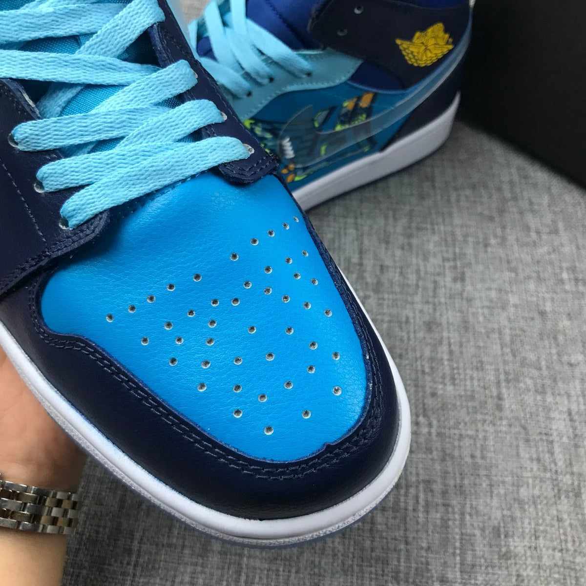 Sneakers Blue Cyan - Air Jordan 1 Mid BV7446-400 - product image from the listing.