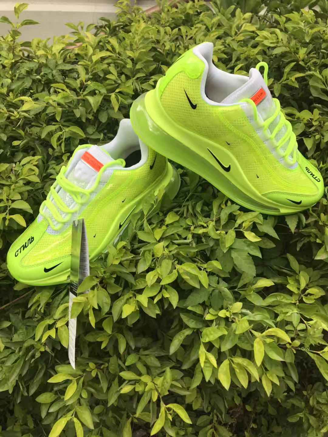 Nike Air Max 720 Neon Sneakers in Green - product image from the listing.