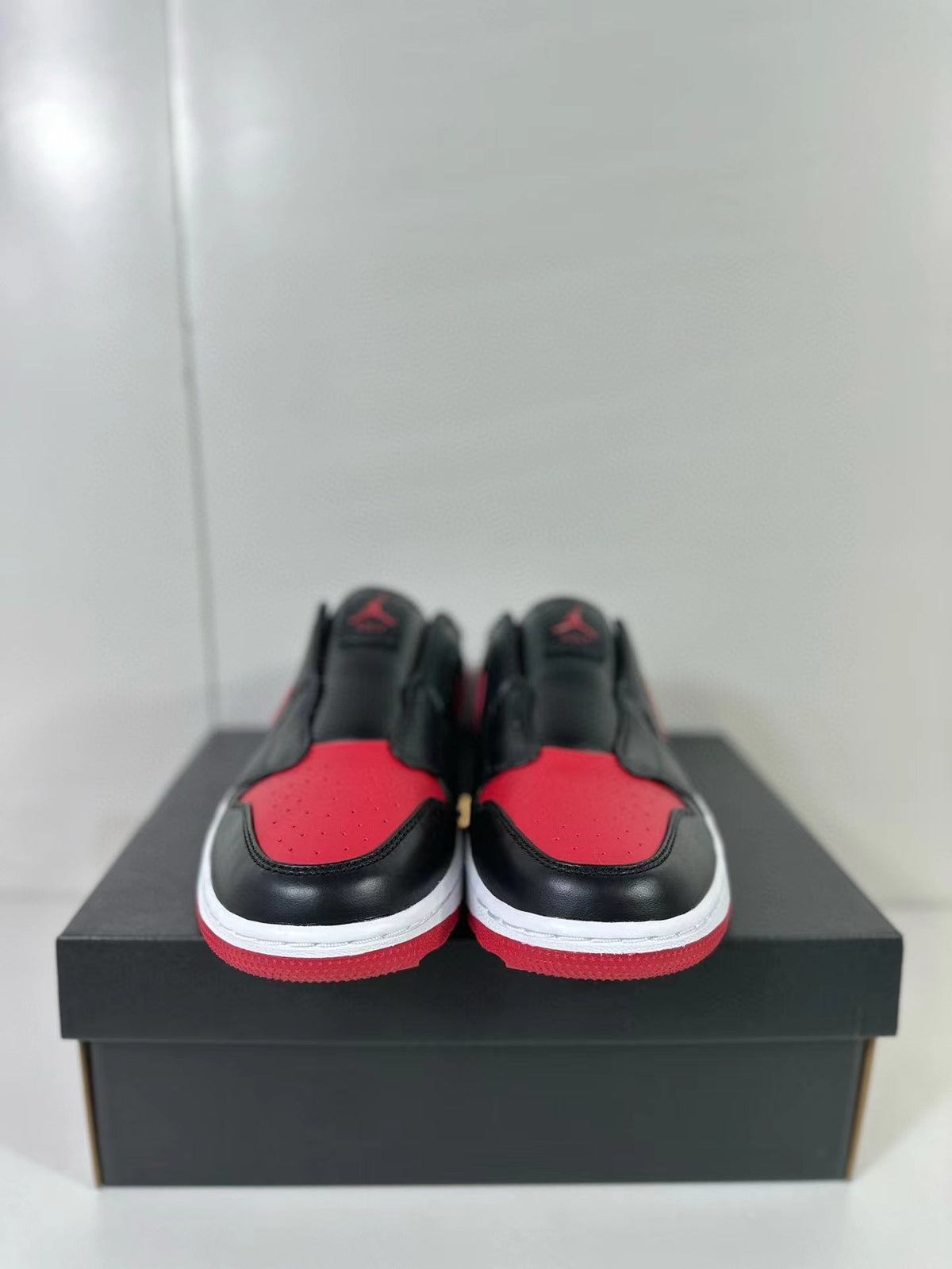 Air Jordan 1 Mule Bred Black Red FJ1214-001 - product image from the listing.