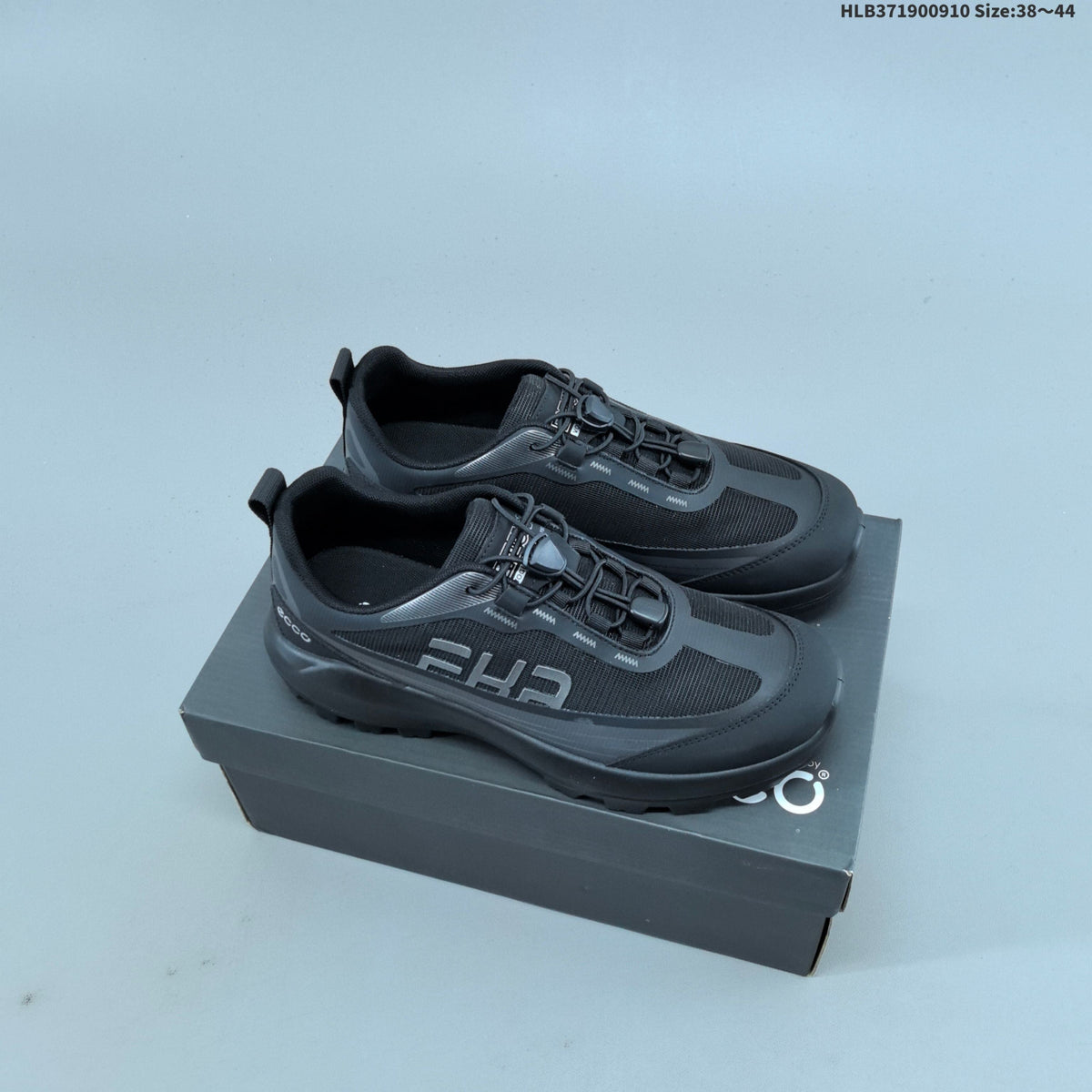 Men's ECCO Low-Top Outdoor Sneakers, Black or Off-White - product image from the listing.
