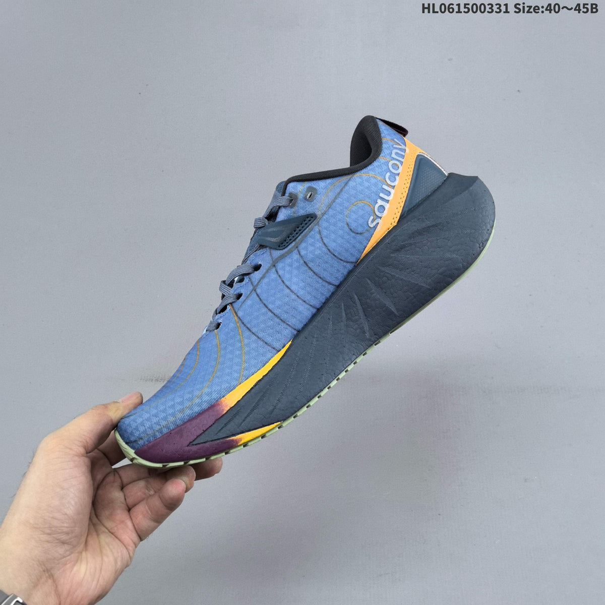 Saucony Triumph 22 GORE-TEX Shoes for Running - product image from the listing.