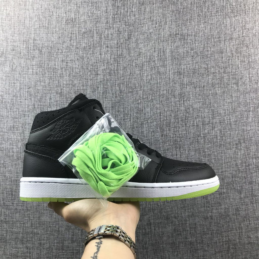 Strap Black and Fluorescent Green Sneaker - Jordan 1 High 364770-007 - product image from the listing.