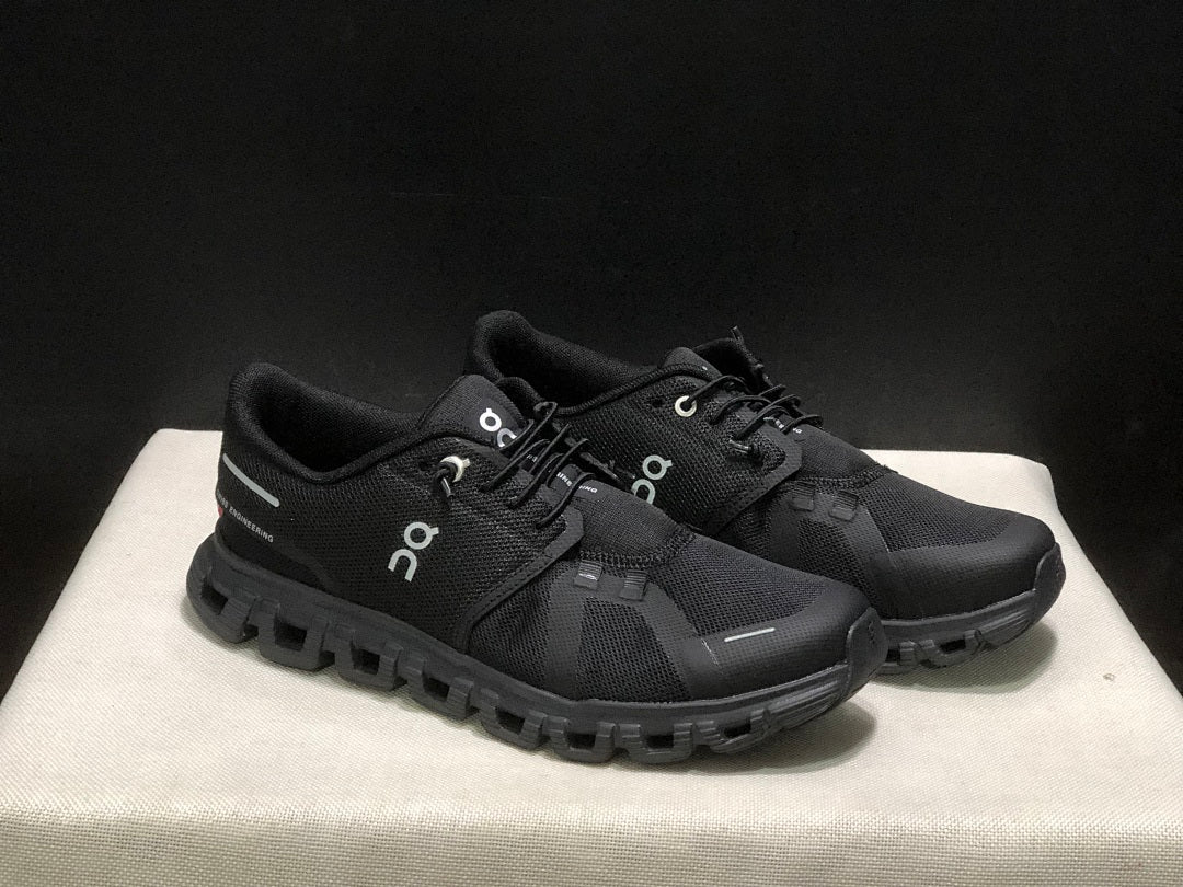On Cloud 6 Sneakers in Black - product image from the listing.