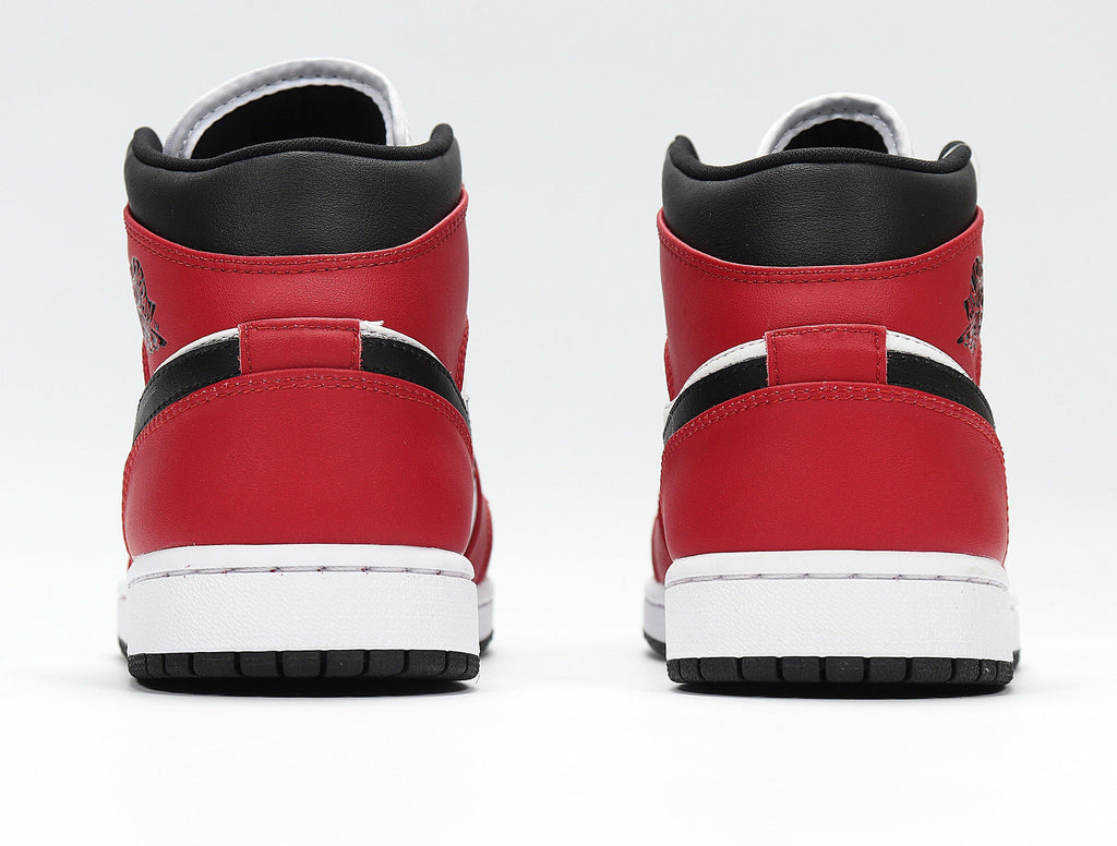 Air Jordan 1 High Chicago Sneakers in Red White Black 554724-069 - product image from the listing.