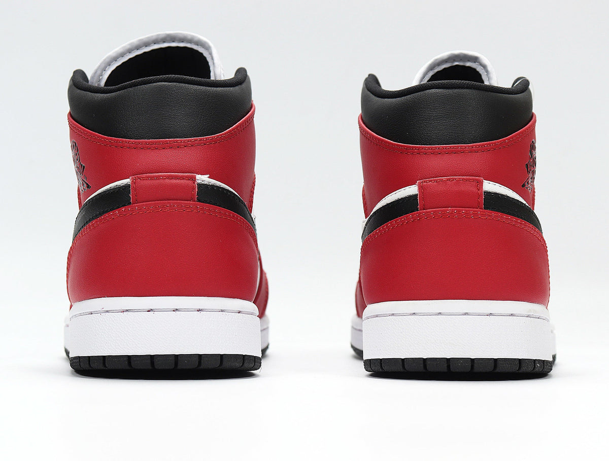 Air Jordan 1 High Chicago Sneakers in Red White Black 554724-069 - product image from the listing.