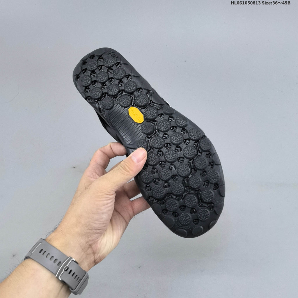 Black New Balance MT10O6NW Low-Profile Sneakers - product image from the listing.