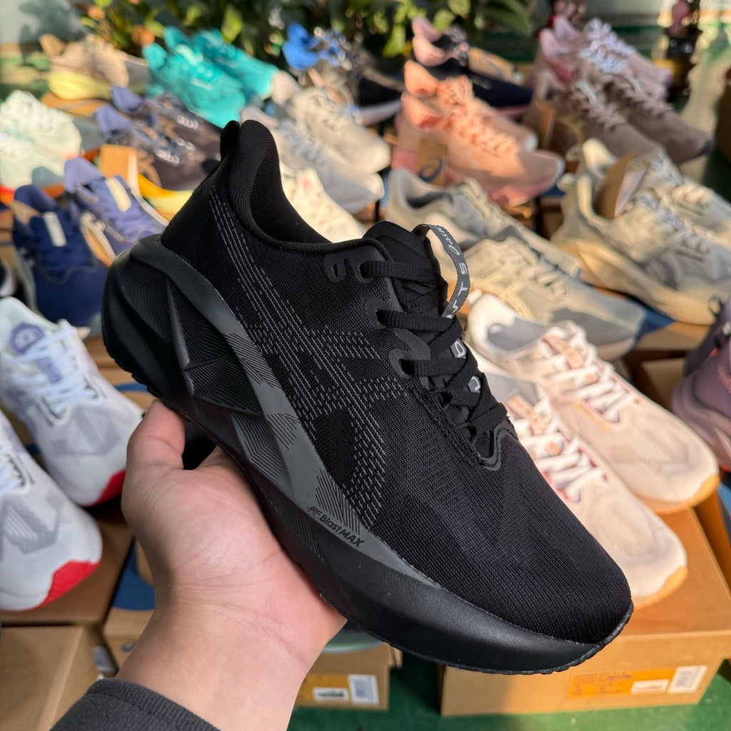 ASICS NOVABLAST 5 LE Running Shoes in Black - product image from the listing.