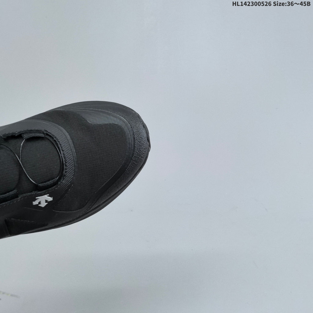 Descente LAVITATE 3.0 WIRE GTX Low-Top Sneakers in Black - product image from the listing.