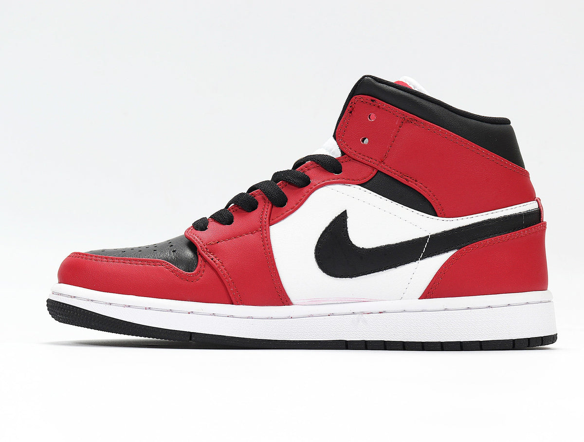 Air Jordan 1 High Chicago Sneakers in Red White Black 554724-069 - product image from the listing.