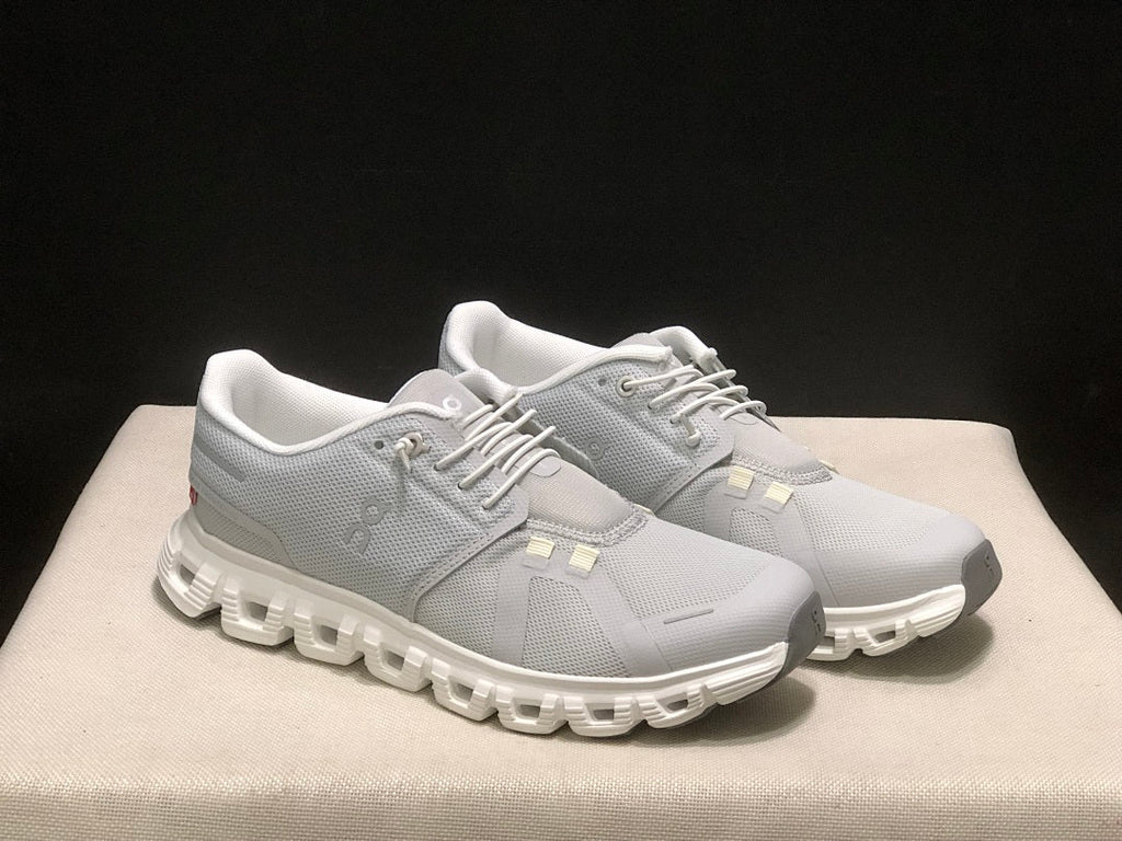 On Cloud 6 Sneakers in Gray and White - product image from the listing.