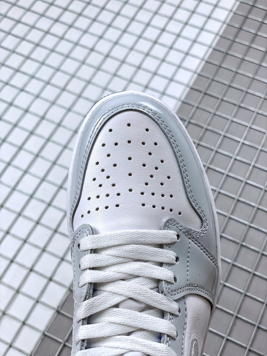 Air Jordan 1 High Zoom R2T Sneakers White Grey Blue - product image from the listing.