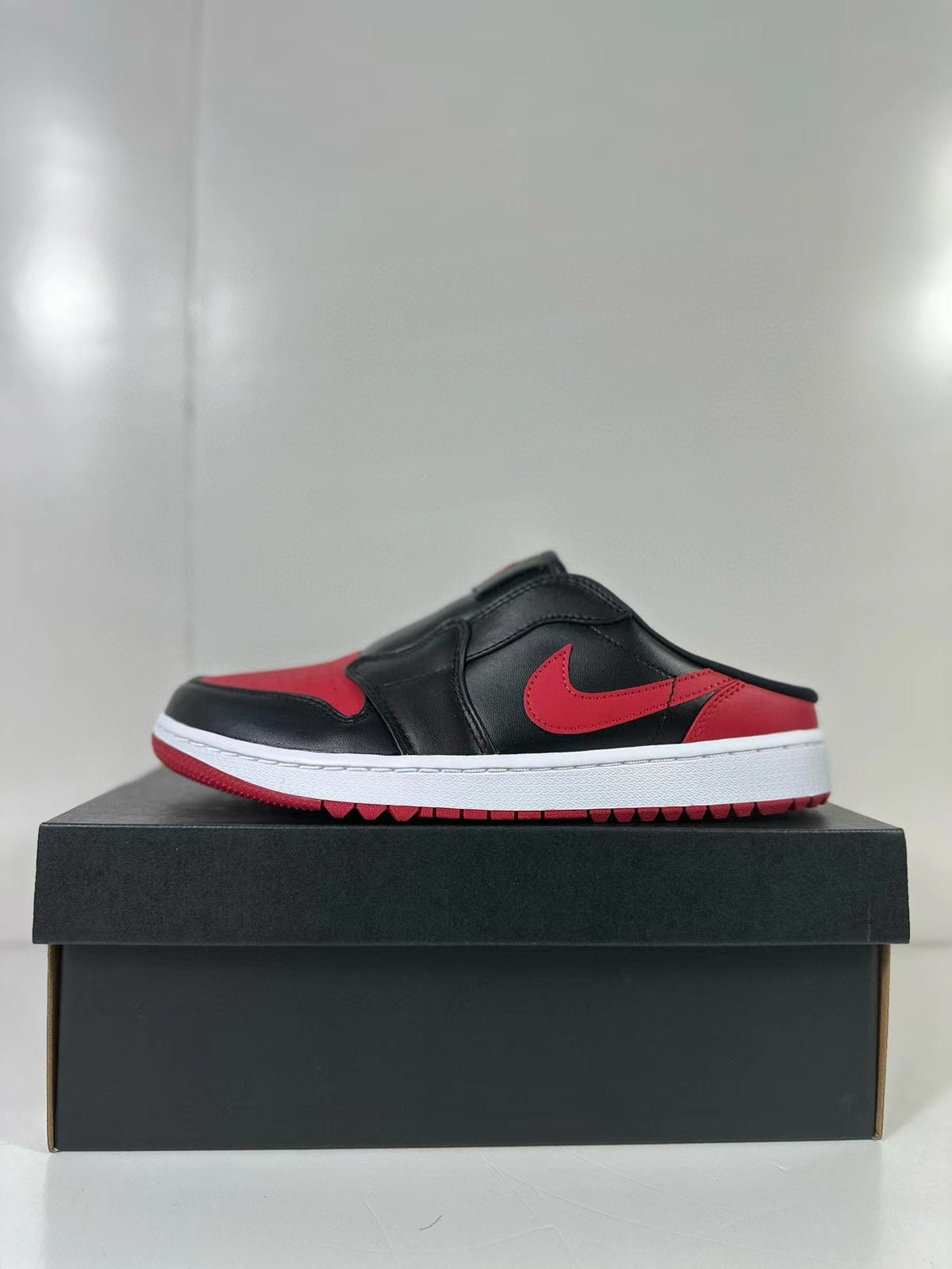 Air Jordan 1 Mule Bred Black Red FJ1214-001 - product image from the listing.