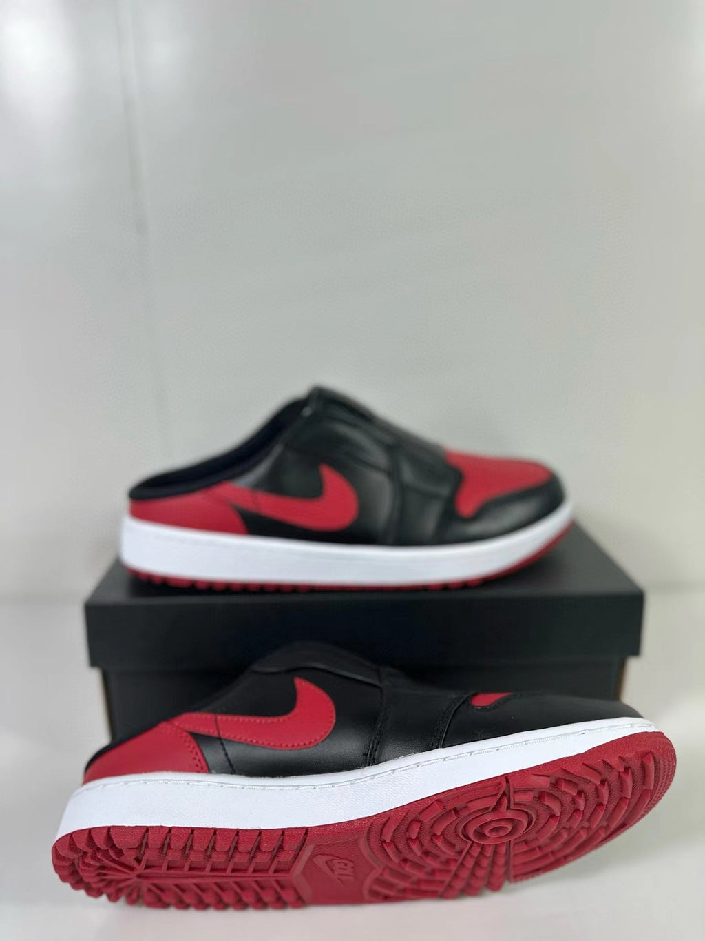 Air Jordan 1 Mule Bred Black Red FJ1214-001 - product image from the listing.