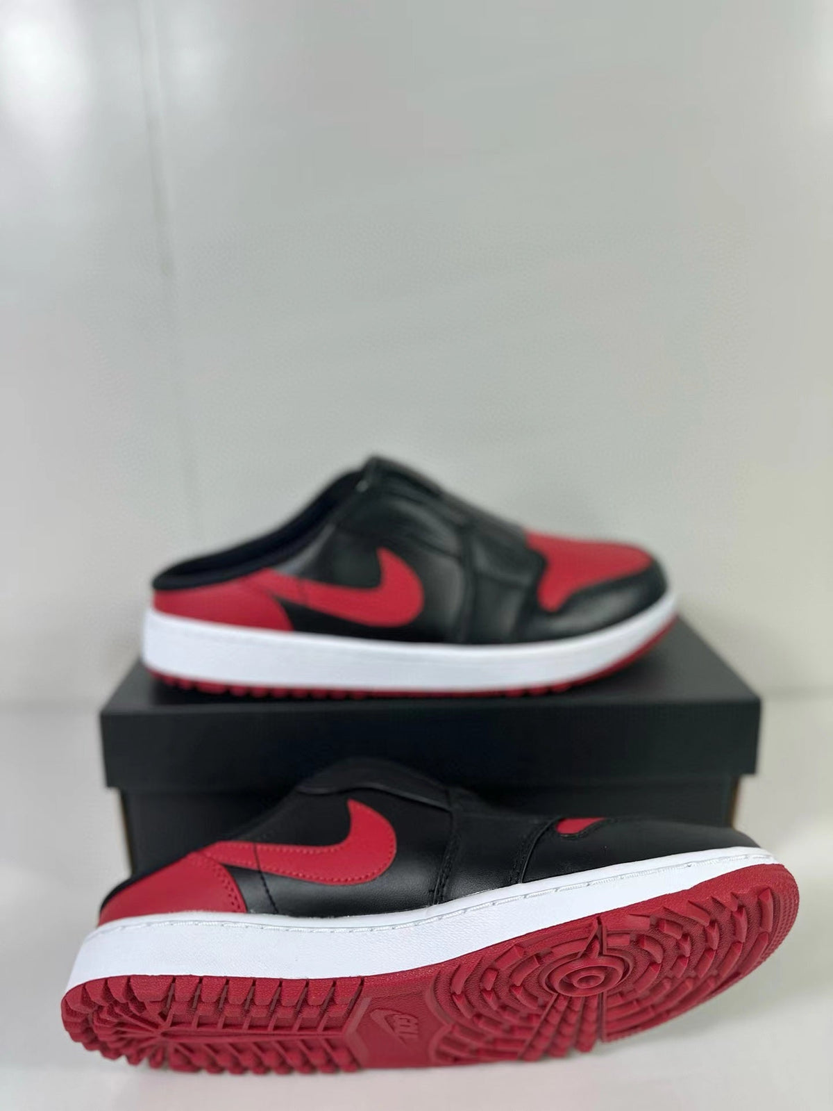 Air Jordan 1 Mule Bred Black Red FJ1214-001 - product image from the listing.