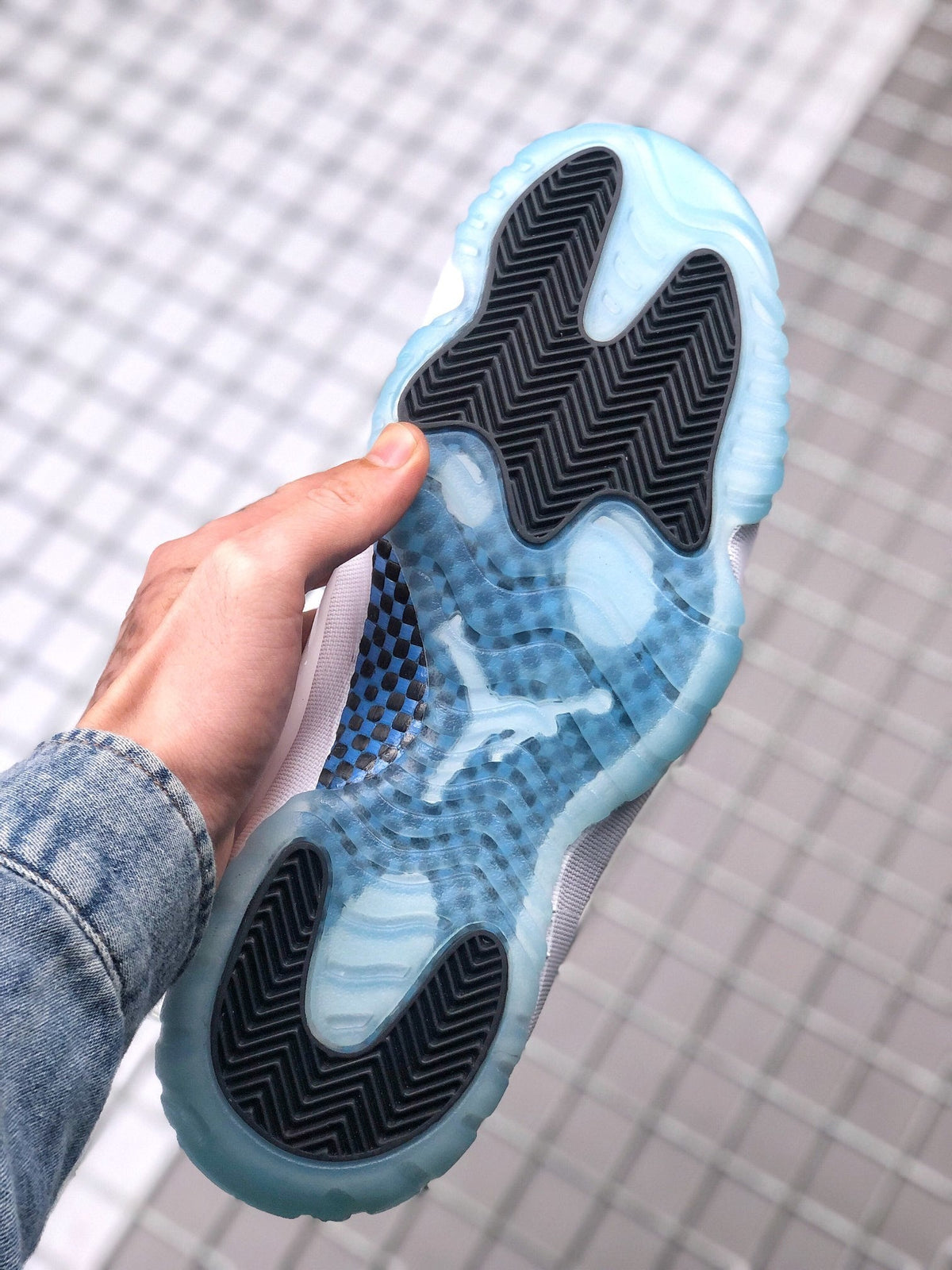 Air Jordan 11 Low Legend Blue Sneakers AV2187-117 - product image from the listing.