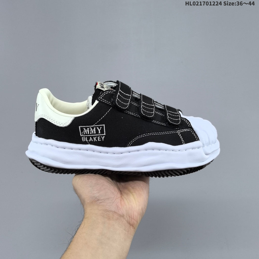 Maison MIHARA YASUHIRO Blakey Low Sneakers in Black White - product image from the listing.
