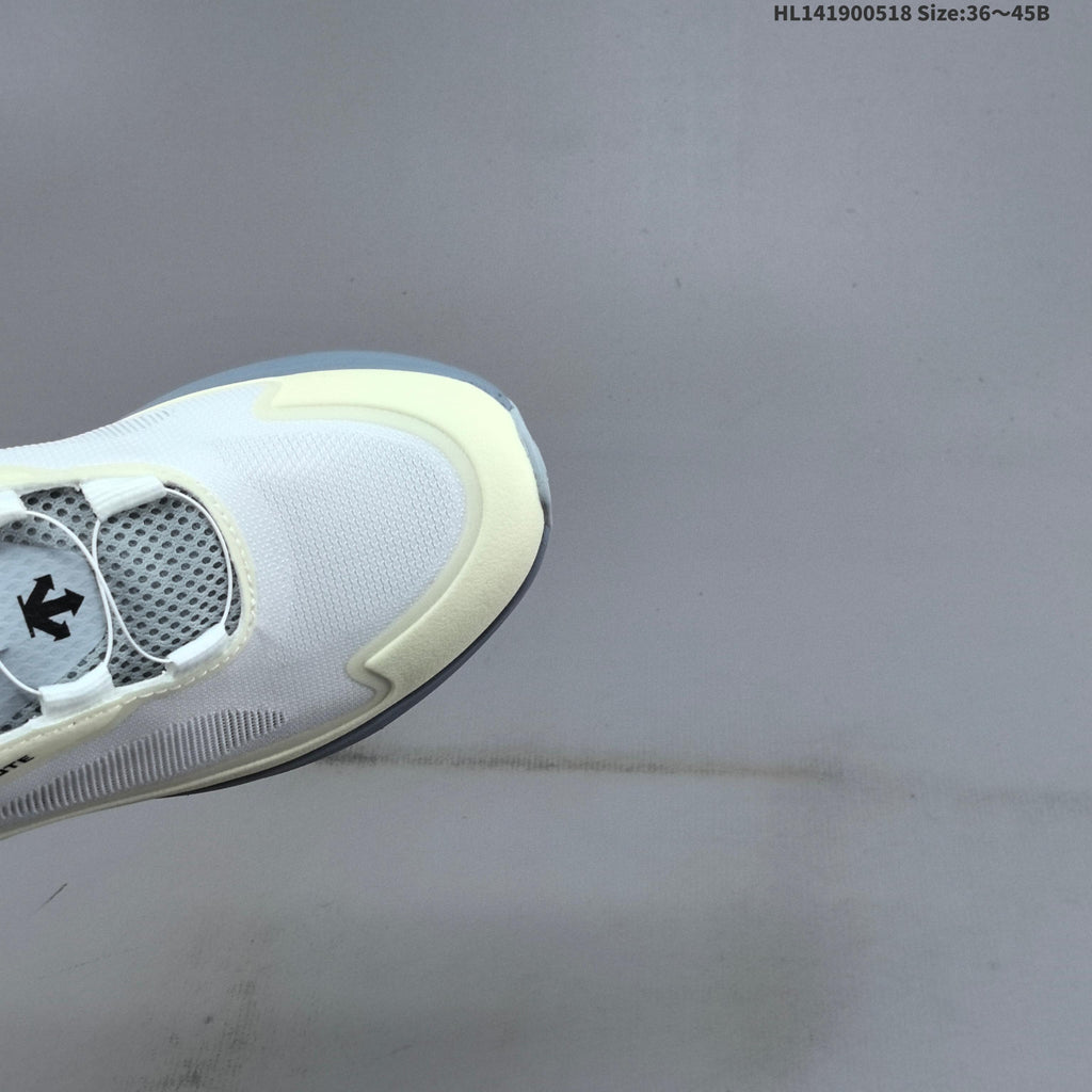 Descente Lavitate 3.0 Air Wire Low-Top Shoes for Running - product image from the listing.