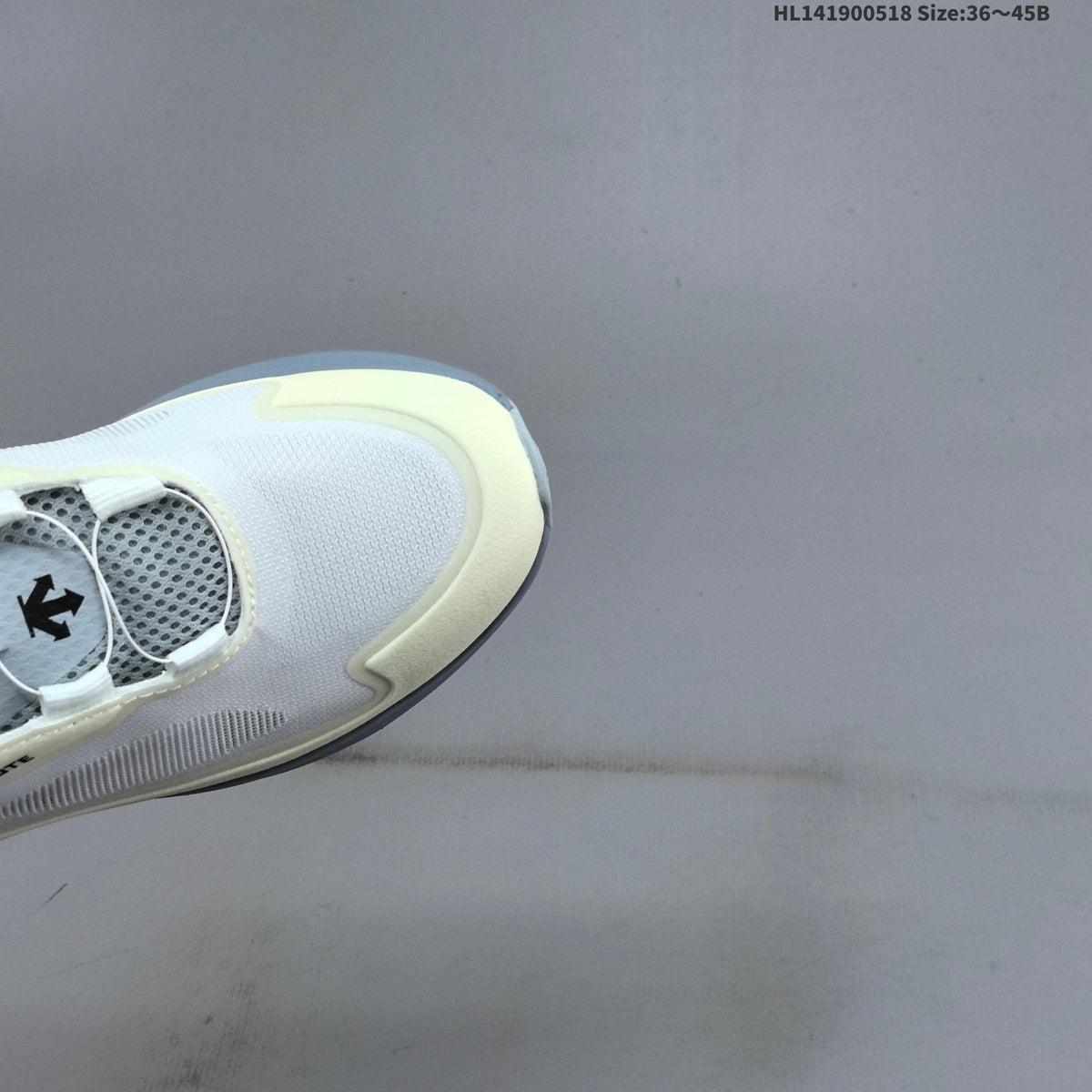 Descente Lavitate 3.0 Air Wire Low-Top Shoes for Running - product image from the listing.