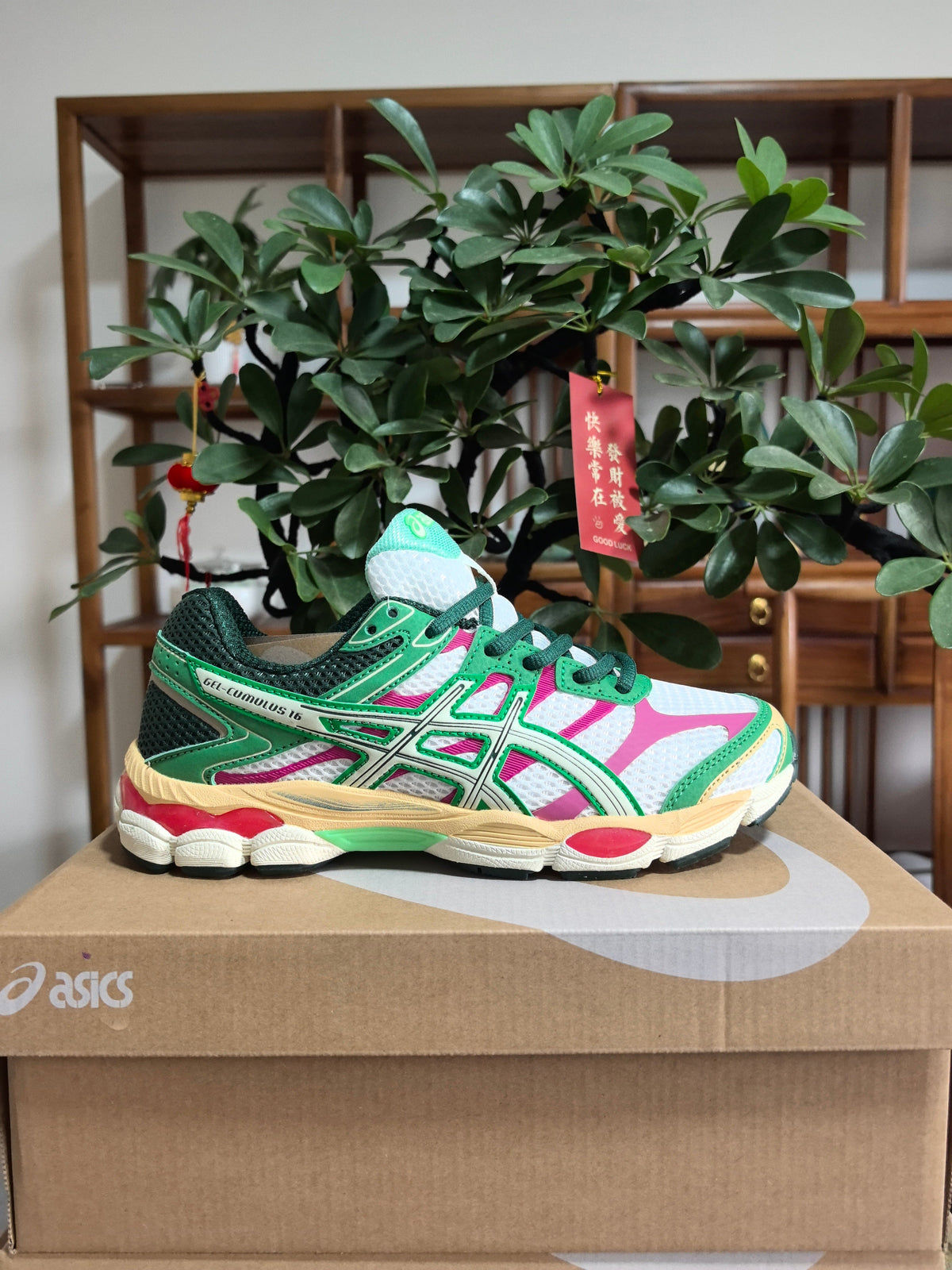 ASICS GEL-Cumulus 16 Sneakers in Green and White - product image from the listing.