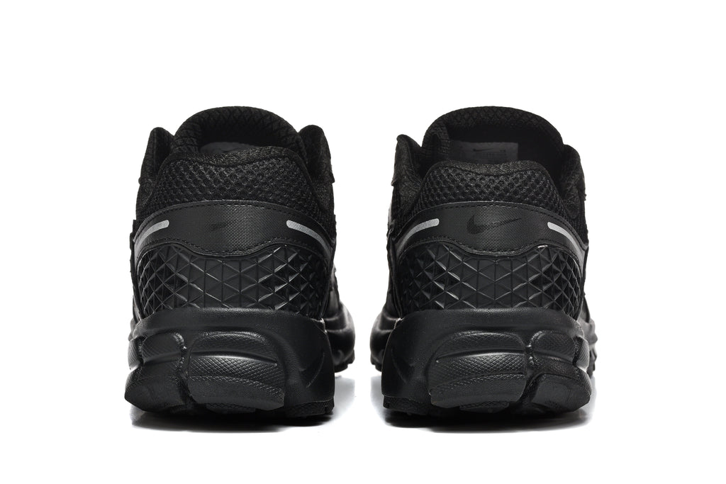 Nike Vomero 5 Black Running-Style Trainers - product image from the listing.