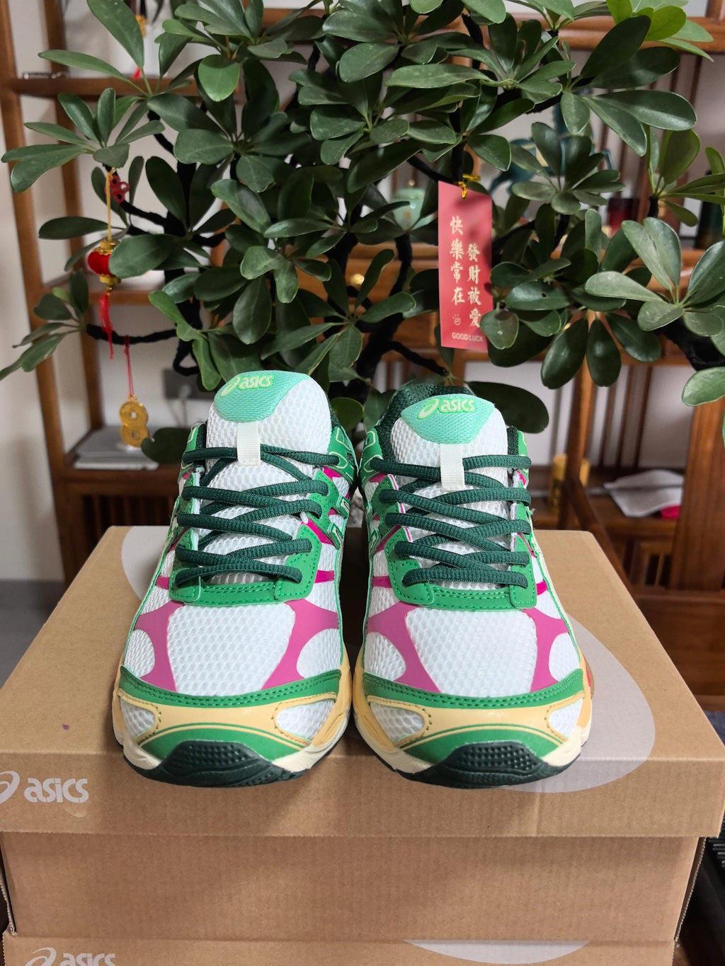 ASICS GEL-Cumulus 16 Sneakers in Green and White - product image from the listing.