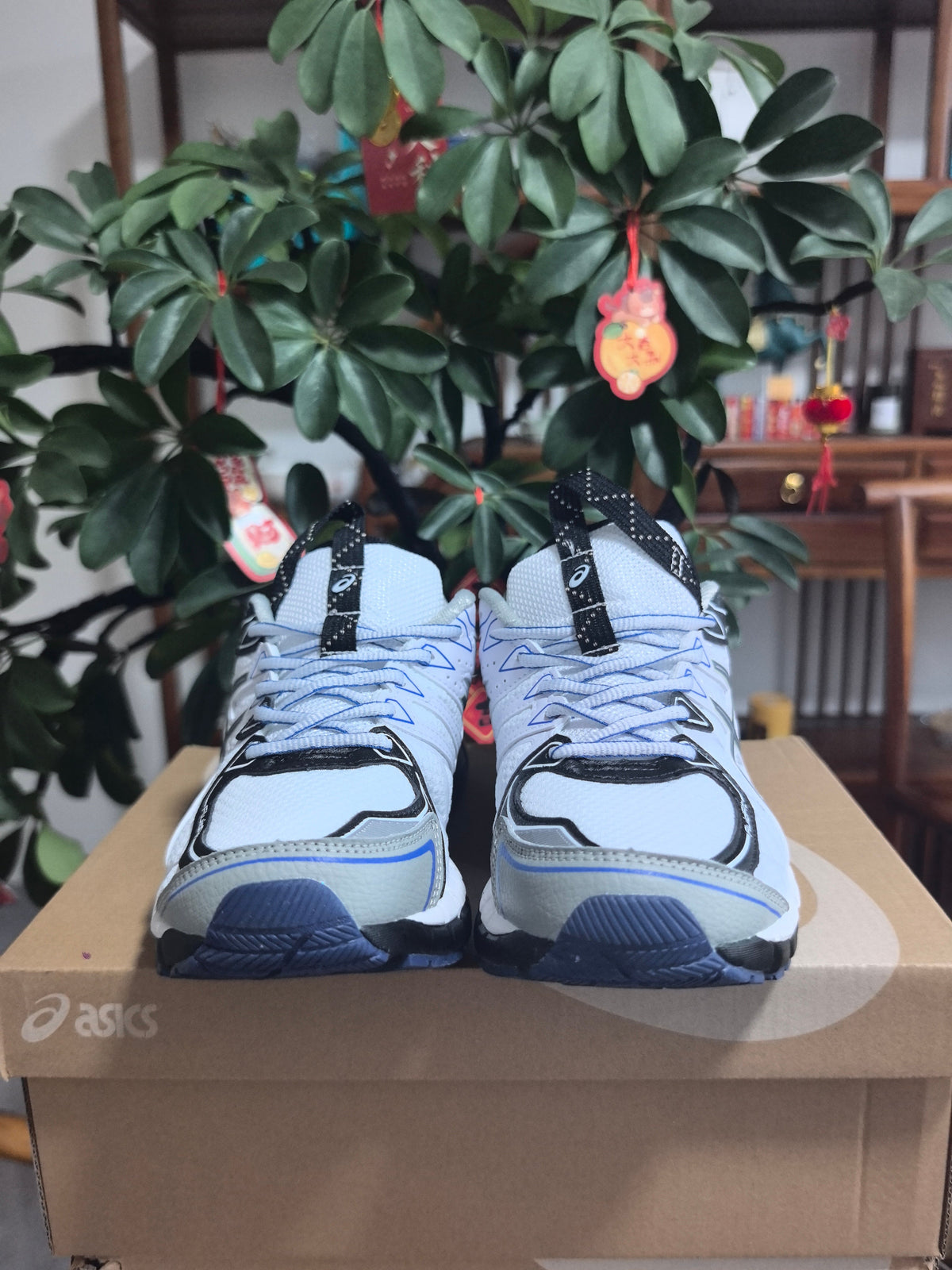N7 Sneakers in White and Gray - product image from the listing.