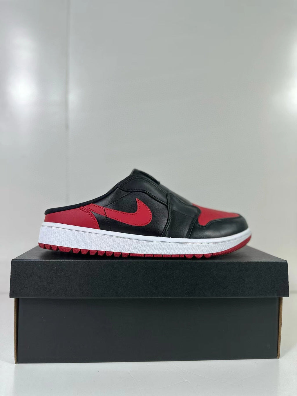 Air Jordan 1 Mule Bred Black Red FJ1214-001 - product image from the listing.