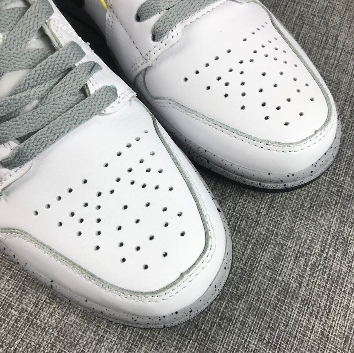 White Grey Dot Sneakers - Air Jordan 1 Retro High OG - product image from the listing.