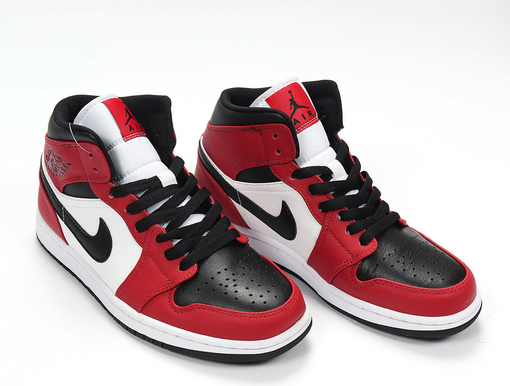 Air Jordan 1 High Chicago Sneakers in Red White Black 554724-069 - product image from the listing.